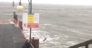 Międzyzdroje: skok z mola w czasie sztormu