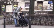 Burzyńska zabawia dziecko tabletem na spacerze