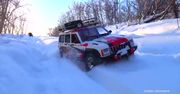 Kolizja z karetką pogotowia, przejażdżka klasyczną wyścigówką i miniaturowe terenówki w śniegu