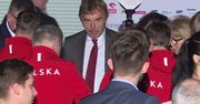 Zbigniew Boniek wręczył prezent polskim skoczkom. Piotr Żyła przyglądał mu się z uwagą