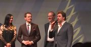 Zadowolony Javier Bardem pozuje na warszawskiej ściance