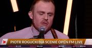Rogucki w studiu Open FM śpiewa utwór z swojej solowej płyty