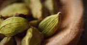 Dlaczego warto dodawać kardamon do napojów?