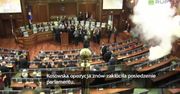 Gaz łzawiący na sali obrad