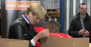 Para prezydencka pakuje paczki dla potrzebujących w Banku Żywności