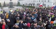 Manifestanci pod Pałacem Prezydenckim: Andrzej Duda oddaj dyplom,marionetka Kaczyńskiego
