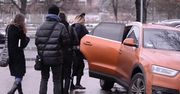Szostak z uszami Myszki Miki rozdaje autografy na ulicy