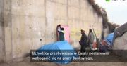 Uchodźcy w Calais zarabiają na muralu Banksy'ego