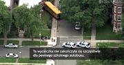 Uczniowie ukradli szkolny autobus i wjechali nim w budynek