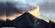 Erupcja wulkanu Colima na tle wschodu słońca
