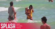 Pośladki Kourtney w żółtym kostiumie na plaży