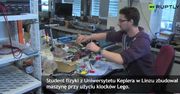 Student mierzy elastyczność gumy urządzeniem z klocków Lego