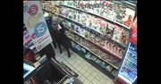 Okradziono sklep w Gnieźnie. Policja publikuje wizerunek osób mogących mieć związek z kradzieżą