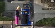 Agata Duda w obstawie BORowców.... wybiera pieniądze z bankomatu