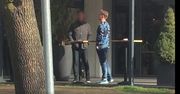 Kuba Wesołowski w niebieskim moro na spacerze z żoną