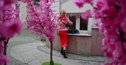 Młodzieżowa Majka Jeżowska przebiera się przed wejściem na galę Miss Warszawy