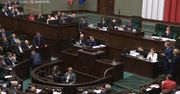 Burzliwa debata w Sejmie. Nitras wręcza buciki Kaczyńskiemu