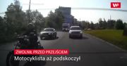 Motocyklista zwolnił. Kierowca tego nie przewidział