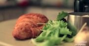 Croissant z jajecznicą, kurczakiem i pieczarkami. Mistrzowskie śniadanie