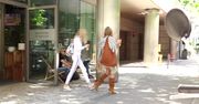 Blanka Lipińska w kozakach na obcasie zagaduje fotoreporterów