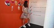 Objęci Julia Wieniawa i Baron spacerują nad Wisłą