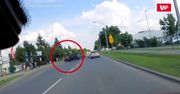 Nagle skręcił. Motocyklista aż zrobił salto