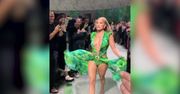 Jennifer Lopez paraduje na pokazie Versace w kreacji sprzed niemal 20 lat!