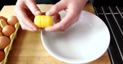 Jak rozbić jajko jedną ręką?