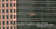 Chwile grozy ekipy myjącej okna wieżowca