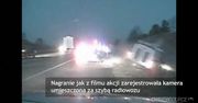 Pędzące auto przeleciało przed radiowozem