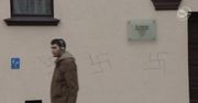 Nazistowskie symbole na ścianie synagogi