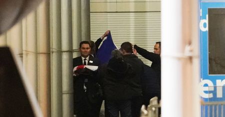 Brexit. Unia ściąga brytyjskie flagi. A Brytyjczycy unijne