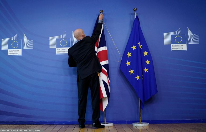 Flagi Unii Europejskiej i Zjednoczonego Królestwa - po decyzji Rady Europejskiej jesteśmy krok bliżej brexitu z umową