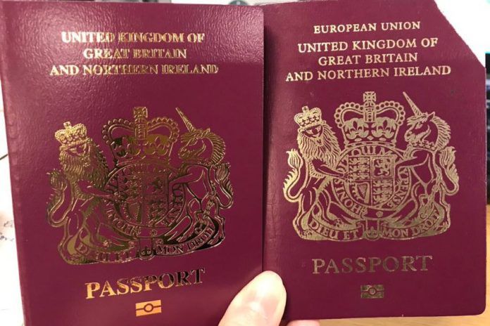 Nowy brytyjski paszport nie ma na okładce napisu "Unia Europejska"