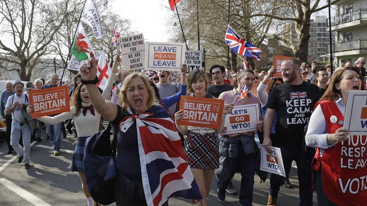 Pierwszym, co rzuca się w oczy, jest średnia wieku protestujących. Znacząco przekracza 40, jeśli nie 50 lat.