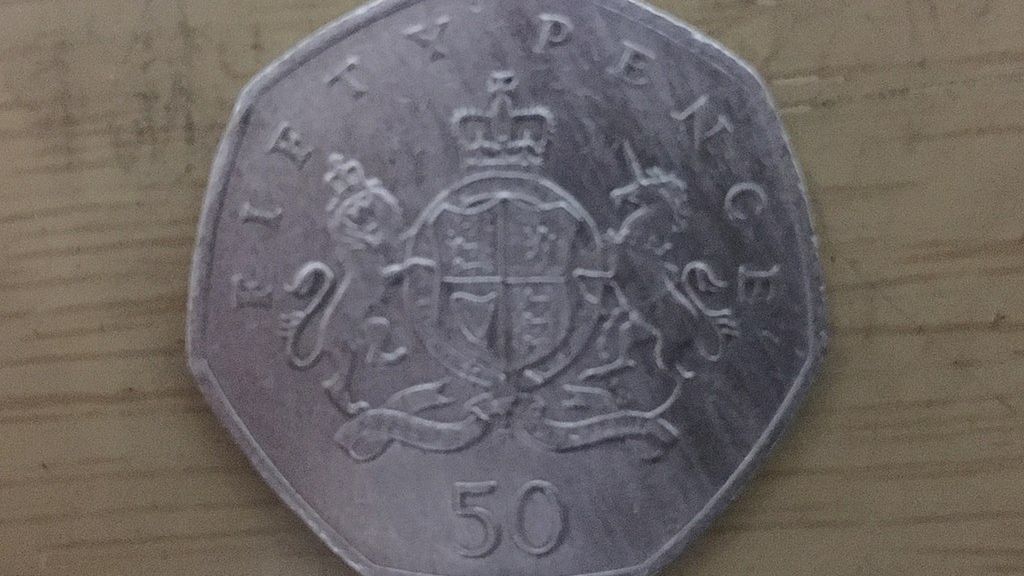 Monety wybite na brexit mają nieaktualną datę.