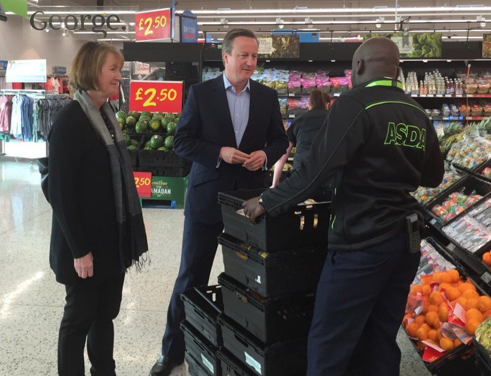 Premier bezlitośnie wyśmiany. Ostrzega przed Brexitem w... supermarkecie