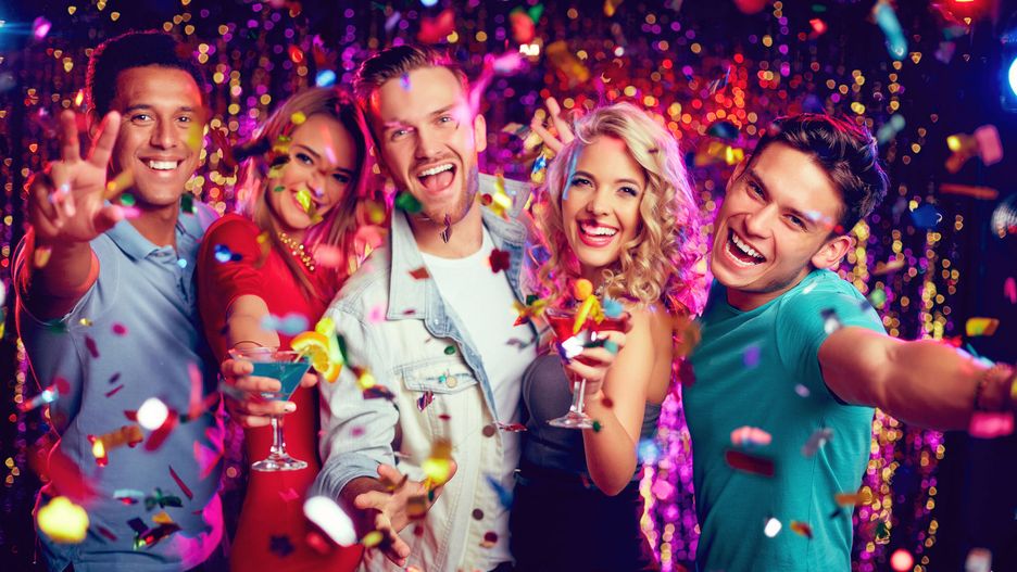 Polacy uwielbiają bawić się na weselach. Dyskoteki weselne pękają w szwach