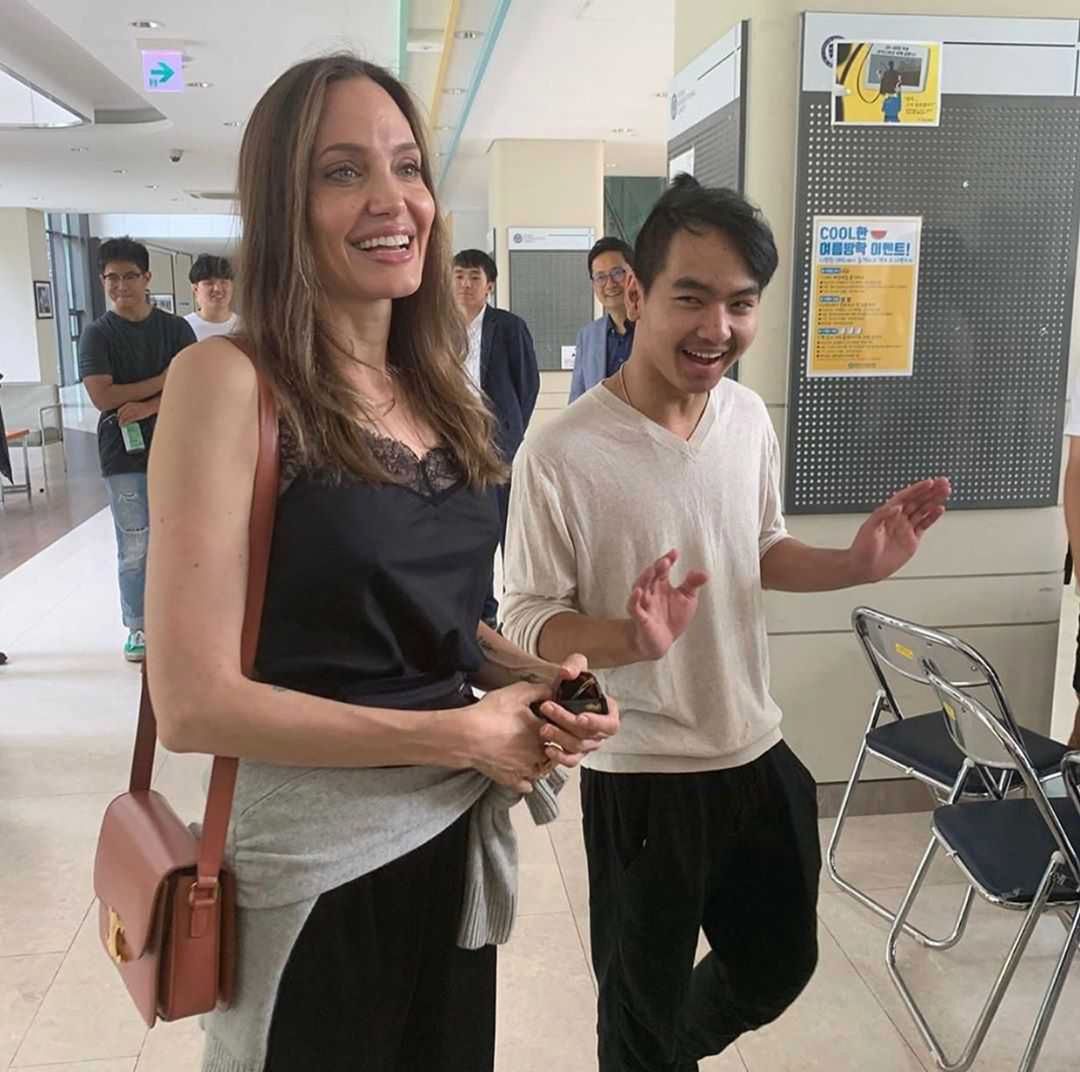 Angelina Jolie i jej syn Maddox Jolie-Pitt odwiedzili Uniwersytet Yonsei