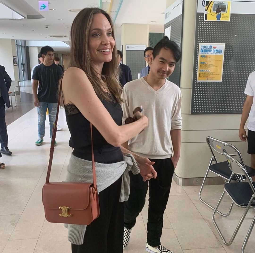 Angelina Jolie i jej syn Maddox Jolie-Pitt odwiedzili Uniwersytet Yonsei