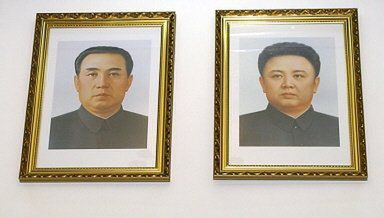 Kim Dzong Il nie lubi swoich portretów?