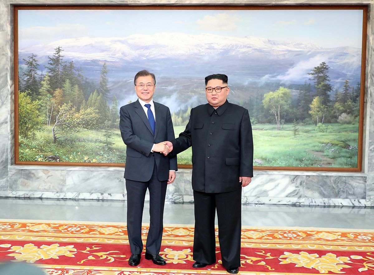 Niespodziewane spotkanie przywódcy Korei Płn z prezydentem Korei Płd. W tle Donald Trump