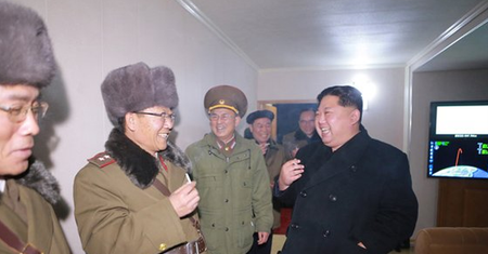 Kim w euforii. Koreańczycy pokazali, jak świętował odpalenie "epokowej rakiety"