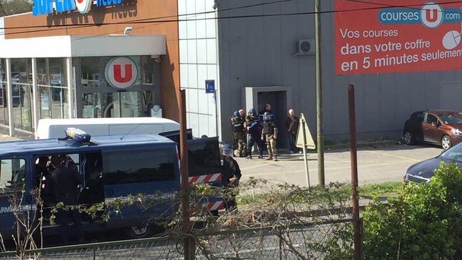 Według francuskich mediów, w zamachu zginęły dwie osoby