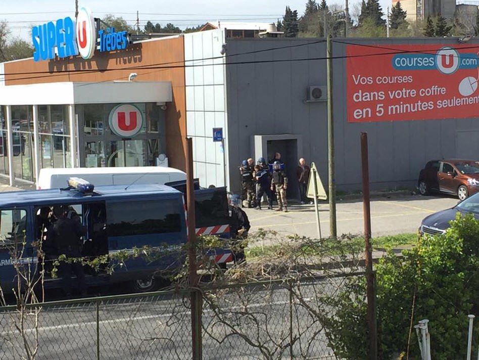 Według francuskich mediów, w zamachu zginęły dwie osoby