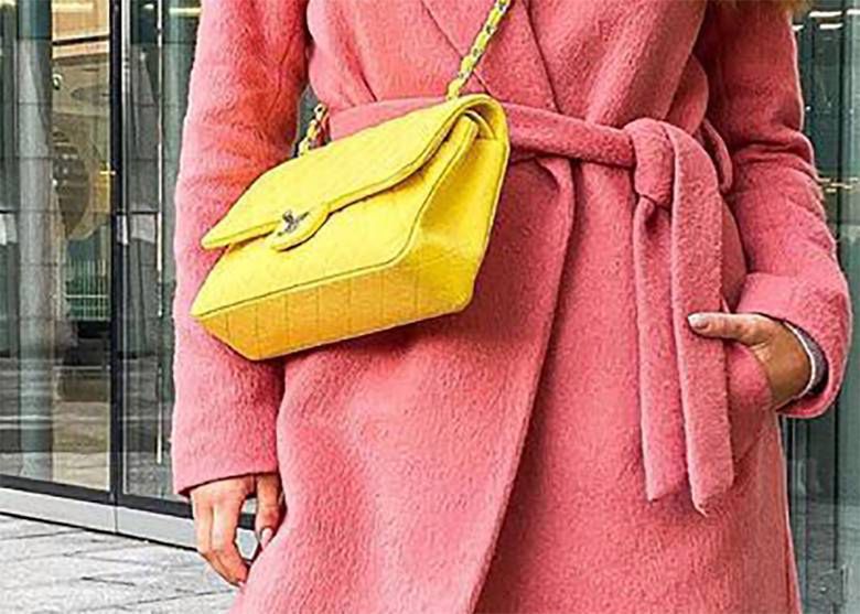 Julia Wieniawa wybrała żółtą torebkę od Chanel