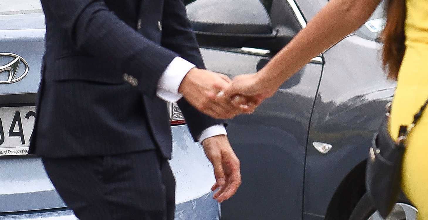 Maciej Musiał i Olga trzymali się za ręce
