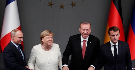 Prezydent śmieje się z Merkel i Macrona. Powinien raczej płakać