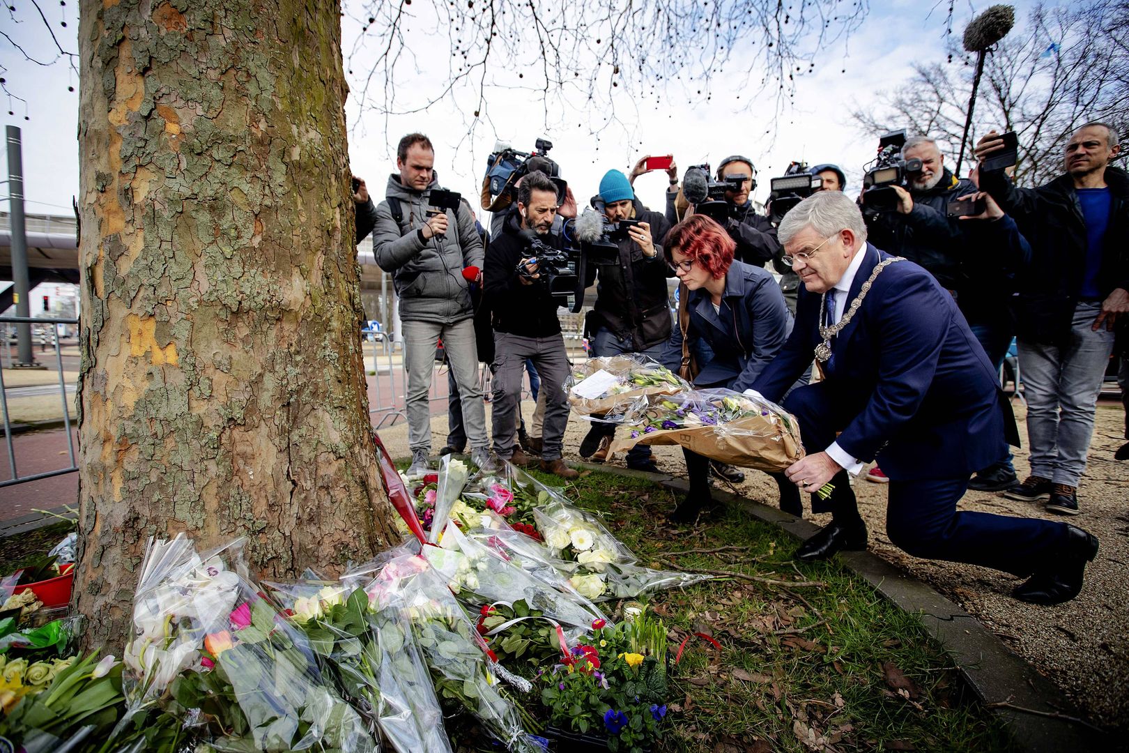 Holandia. W pobliżu miejsca strzelaniny w Utrechcie mieszkańcy i władze miasta składają kwiaty