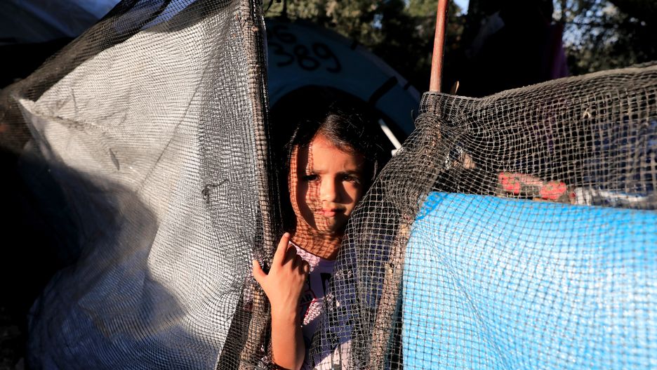 Dziewczyna w obozie uchodźców na greckiej wyspie Lesbos